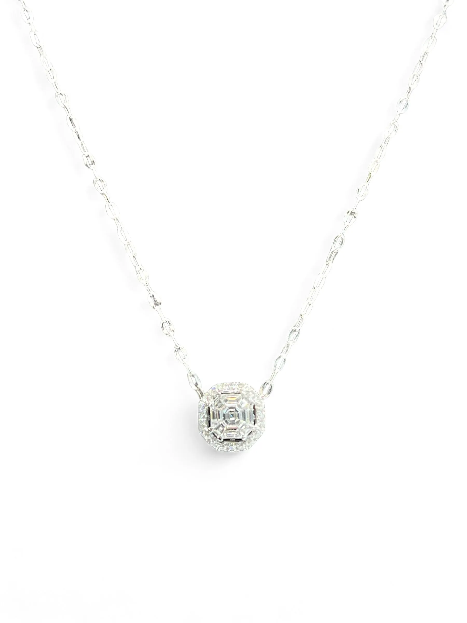 FACE LOOKING ASSCHER HALO PENDANT